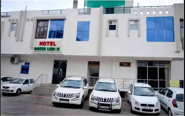 Oyo 6697 Hotel Green Lemon