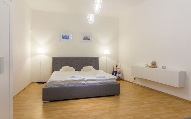 Отель Prague City Apt on WenceslasSquare for 6 Прага вид на фасад