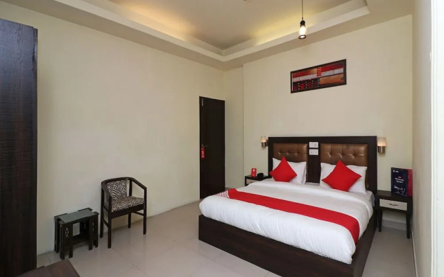 OYO 389 Hotel Applee Inn