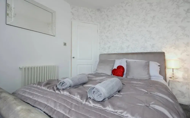Seaview Regency Apartment With Private Parking