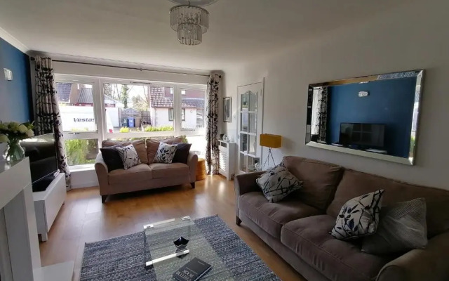 Delightful, Central 3 Bedroom House with Garden & Free Parking