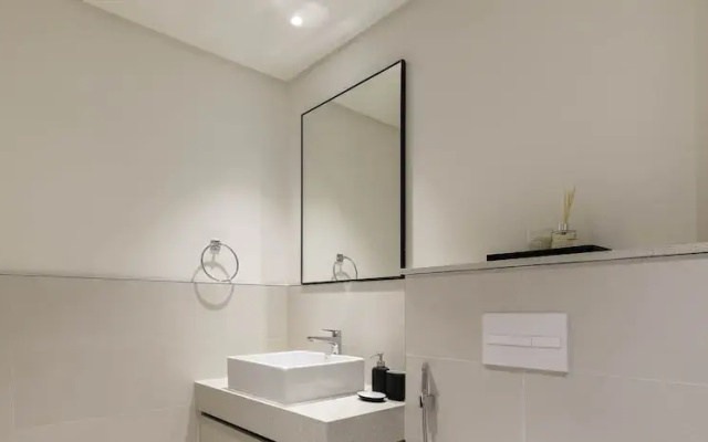 LUX The Marina Vista Beachfront Suite 2