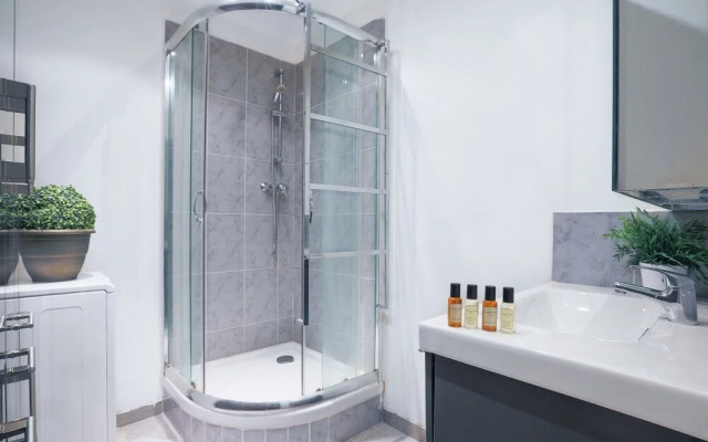 Spacious Apartment for 6, Ideally Located!