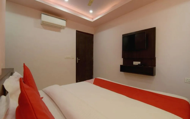 OYO 23606 Hotel Danaria