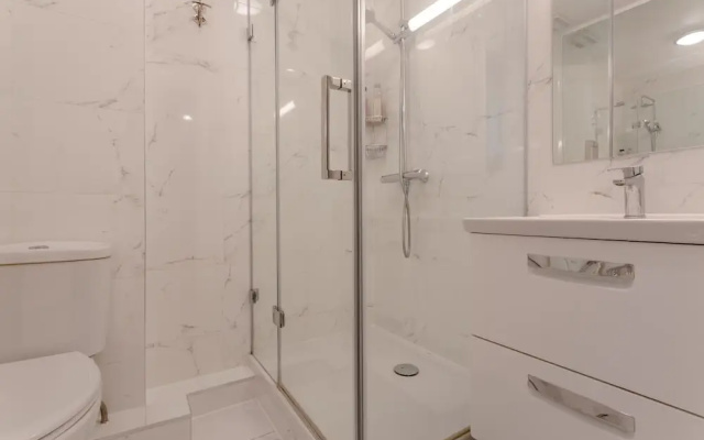 Elegant Apartment in Central Kensington