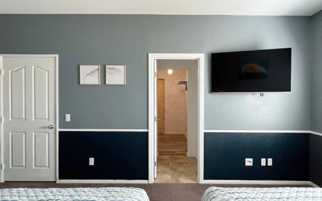Room in House - Cheerful And Cozy one Large Bedroom