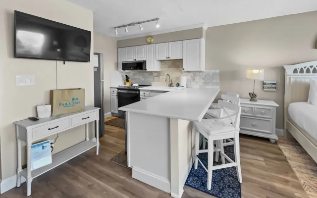 Summersalt 1 Bedroom Condo by RedAwning
