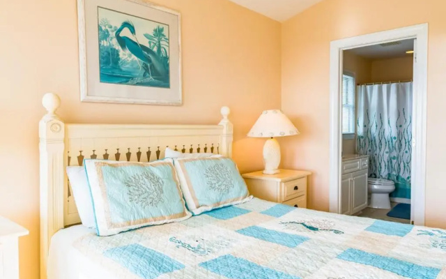 Emerald Breeze by Oak Island Accommodations