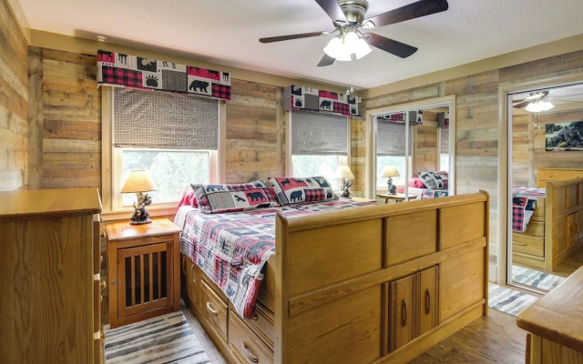 Deck & Stunning Mountain Views: Gatlinburg Home!