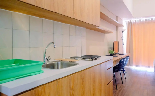 Warm Design Studio Apartment at Casa De Parco