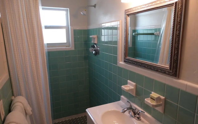 Sunny Shores Inn & Suites