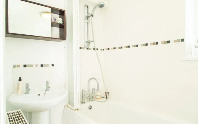 Bright and Spacious 1 Bedroom Flat With Garden