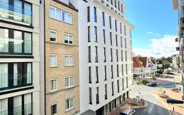 Spacious Bright Apartment Steps From the Beach i