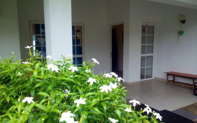 Negombo Blue Villa Hotel вид на фасад