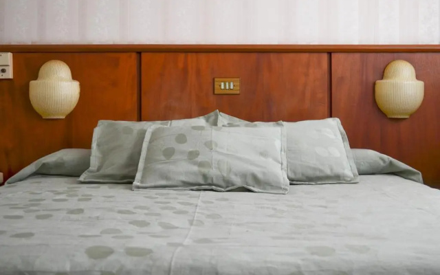 El Velero Hotel