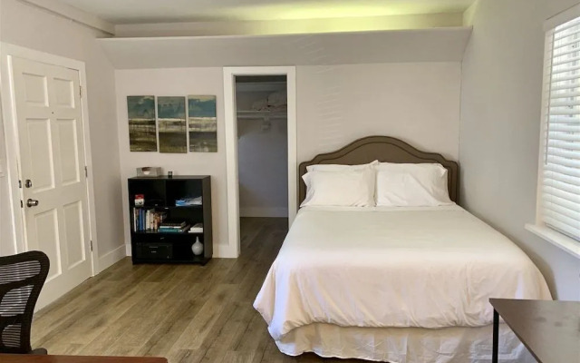 Cozy Coconut Grove Studio
