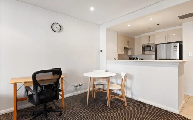 Inner-city Stay With Pool and Gym Access