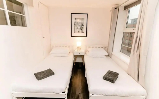 Large Stunning City Centre House With Cinema Room