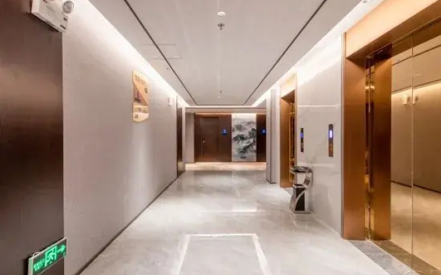Golden Chau Apartment (Chaozhou Dongbao Plaza Zuoyicheng People's Square)