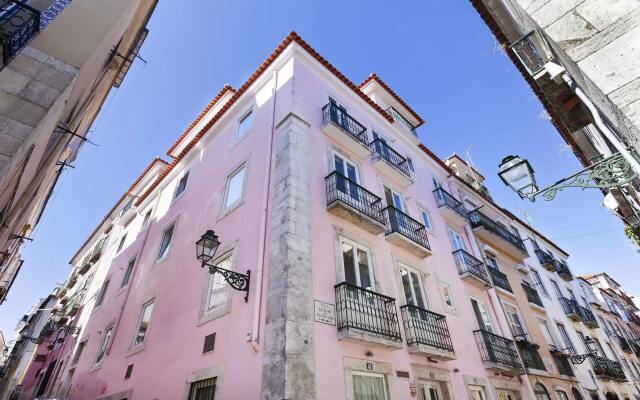 Отель Hello Lisbon Bairro Alto Португалия, Лиссабон - отзывы, цены и фото номеров - забронировать отель Hello Lisbon Bairro Alto онлайн вид на фасад