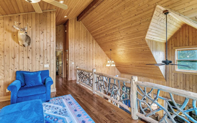 4 Mi to Sapphire Ski! Mtn-view Cabin w/ Deck
