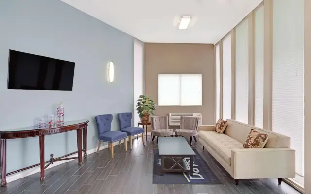 MC Pacific Inn & Suites