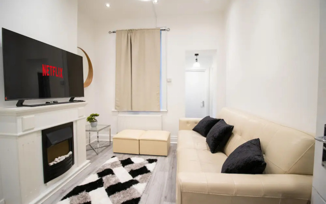 London Apt - Sleeps 4 - Parking - Wifi