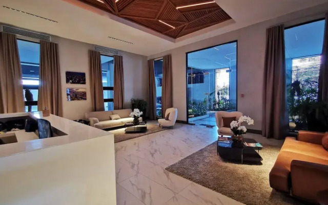 Luxury Condo 1 Br Pool Excellent Location