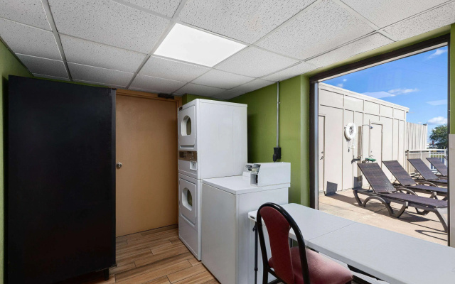 Super 8 by Wyndham Myrtle Beach/Market Common Area