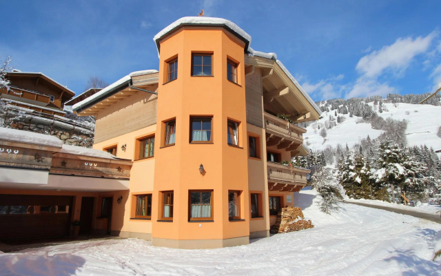 Luxurious Holiday Home in Saalbach-Hinterglemm with Sauna