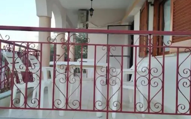 Villa Litsa! Quiet place, beautiful garden, near beach!