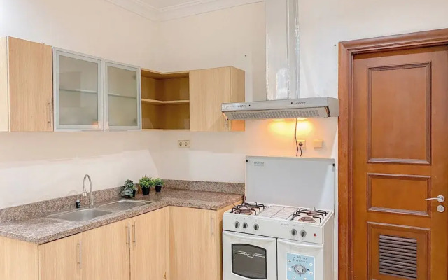 Spacious 2Br With Mall Access At Bellezza Apartment