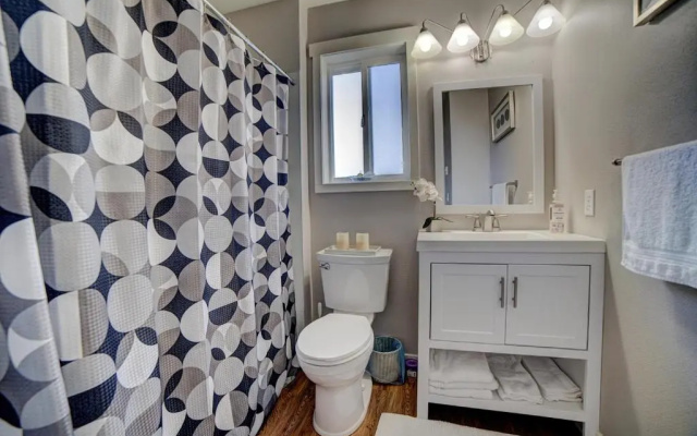 Cozy 2 Bedroom Townhouse in Northgate