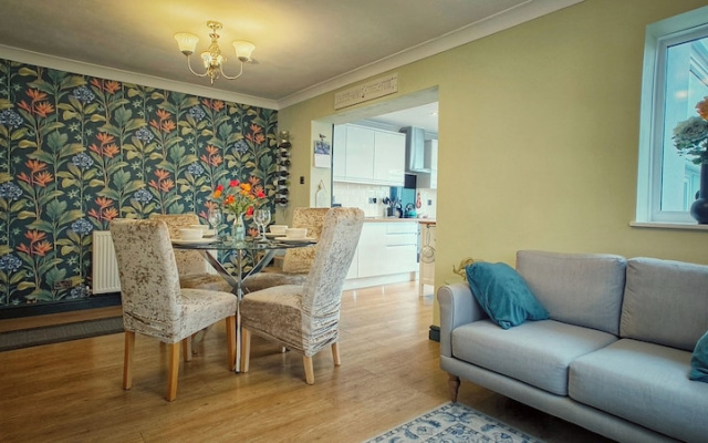 Near Beach - Garden - Pets - Parking - Sleeps 4