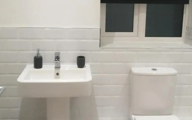 1 Bed Apartment Sleeps 2 - Parking & Wifi