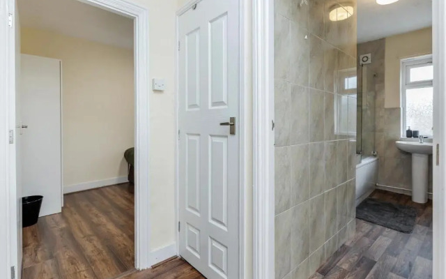 2-bed House - Sleeps 7 & Free Parking