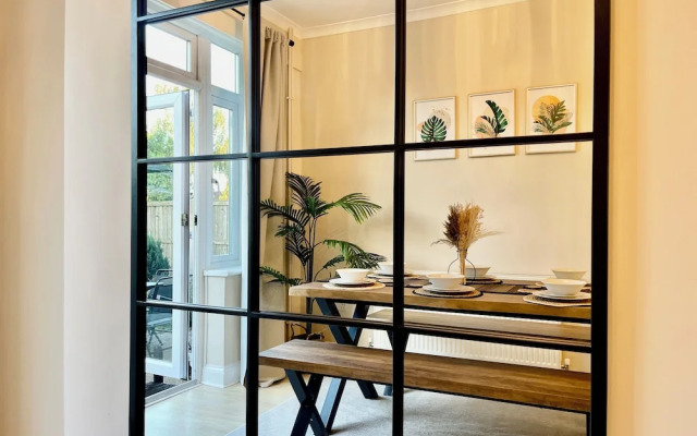 Stylish 3-bed House in Hornchurch - Free Parking