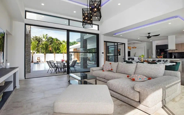 Modern 5 Bedrooms Pool Villa Curtis