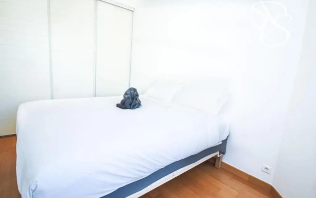 Beautiful 3 bedroom Sea view steps away from the Palais