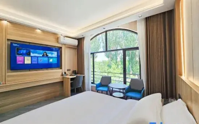 Youning Ruichi Hotel