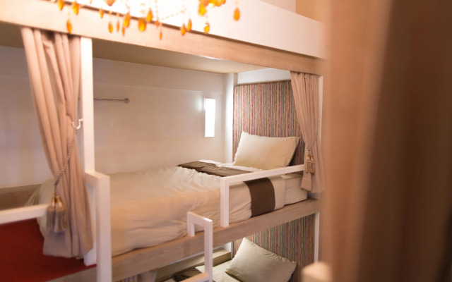 Stay With Hug Poshtel & Activities