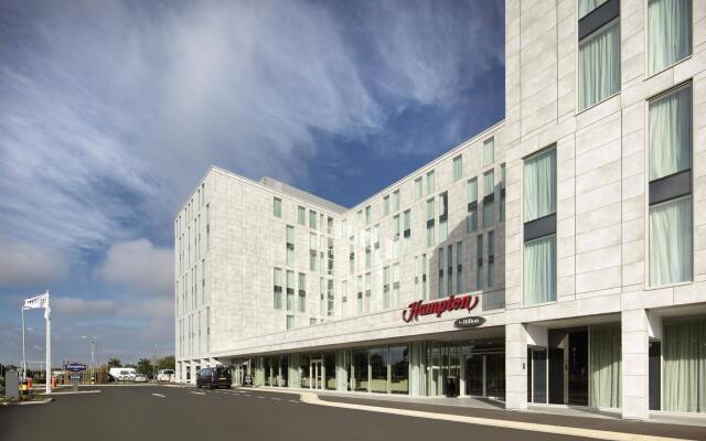 Отель Hampton by Hilton London Stansted Airport вид на фасад