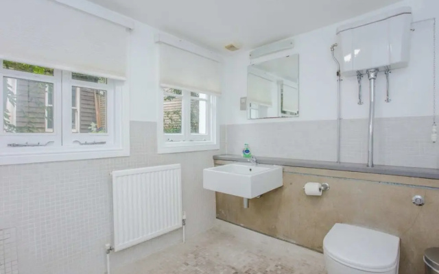 2 Bedroom Flat In Highbury