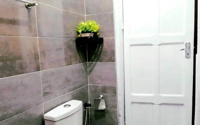1 Bed House Private Compound With Off Road Parking