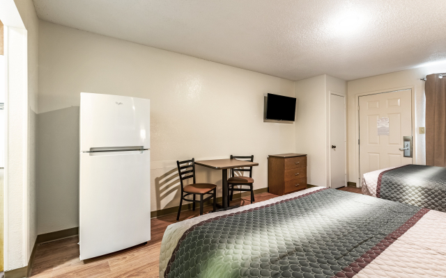 HomeTowne Studios by Red Roof Atlanta - Norcross Downtown