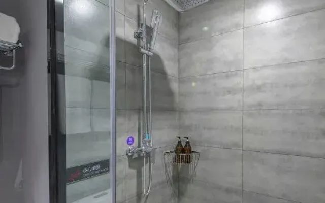 Y Hotel (Taiyuan Jiefang Road Liuxiang Kaihua Temple Metro Station)