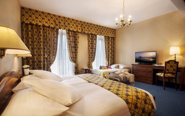 International au Lac Historic Lakeside Hotel