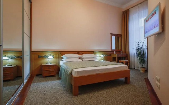 Gsm Apartment at Kiev Train Station