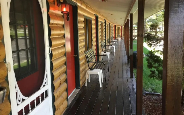 Pines Motel