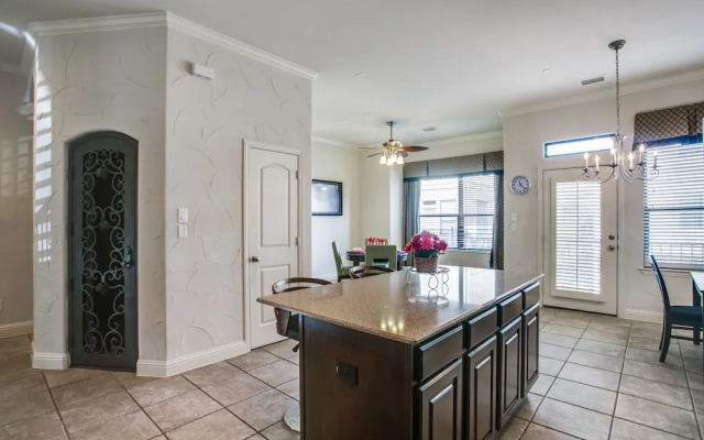 Beautifully furnished TownHome at shops